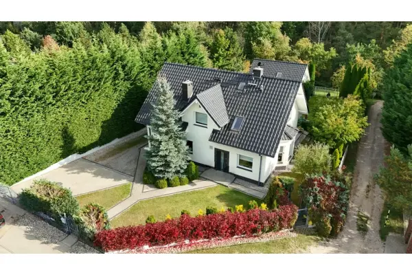 zachodniopomorskie, Policki, Dobra (Szczecińska), Dobra, Dom wolnostojący Dobra przy ścianie lasu.