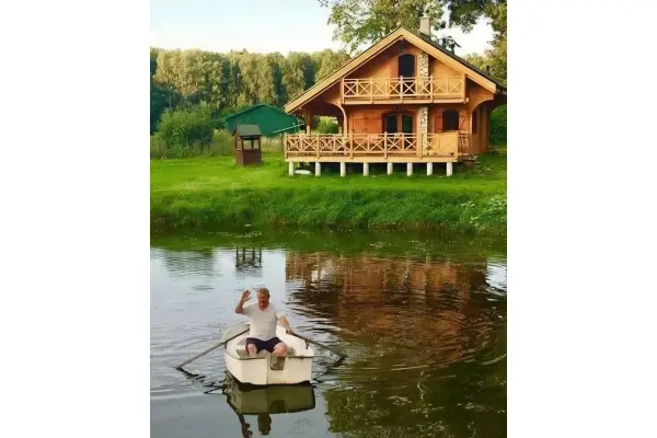 zachodniopomorskie, Koszaliński, Bobolice, Golęszany, Siedlisko z domem z bali i własnym stawem